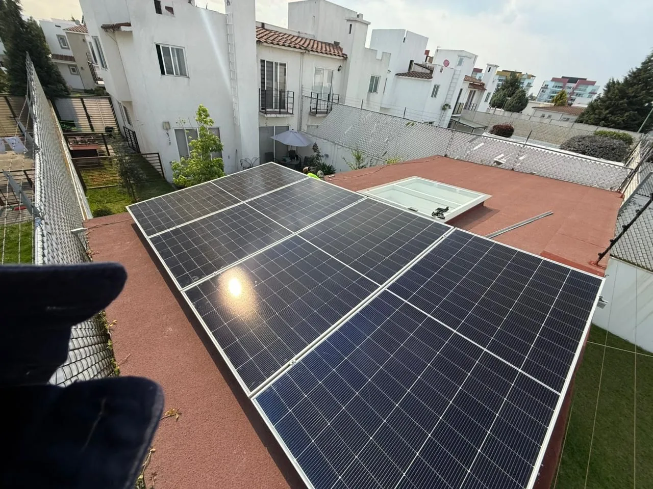 Pérgola solar fotovoltaica comercial instalada por ABC Solar en Estado de México