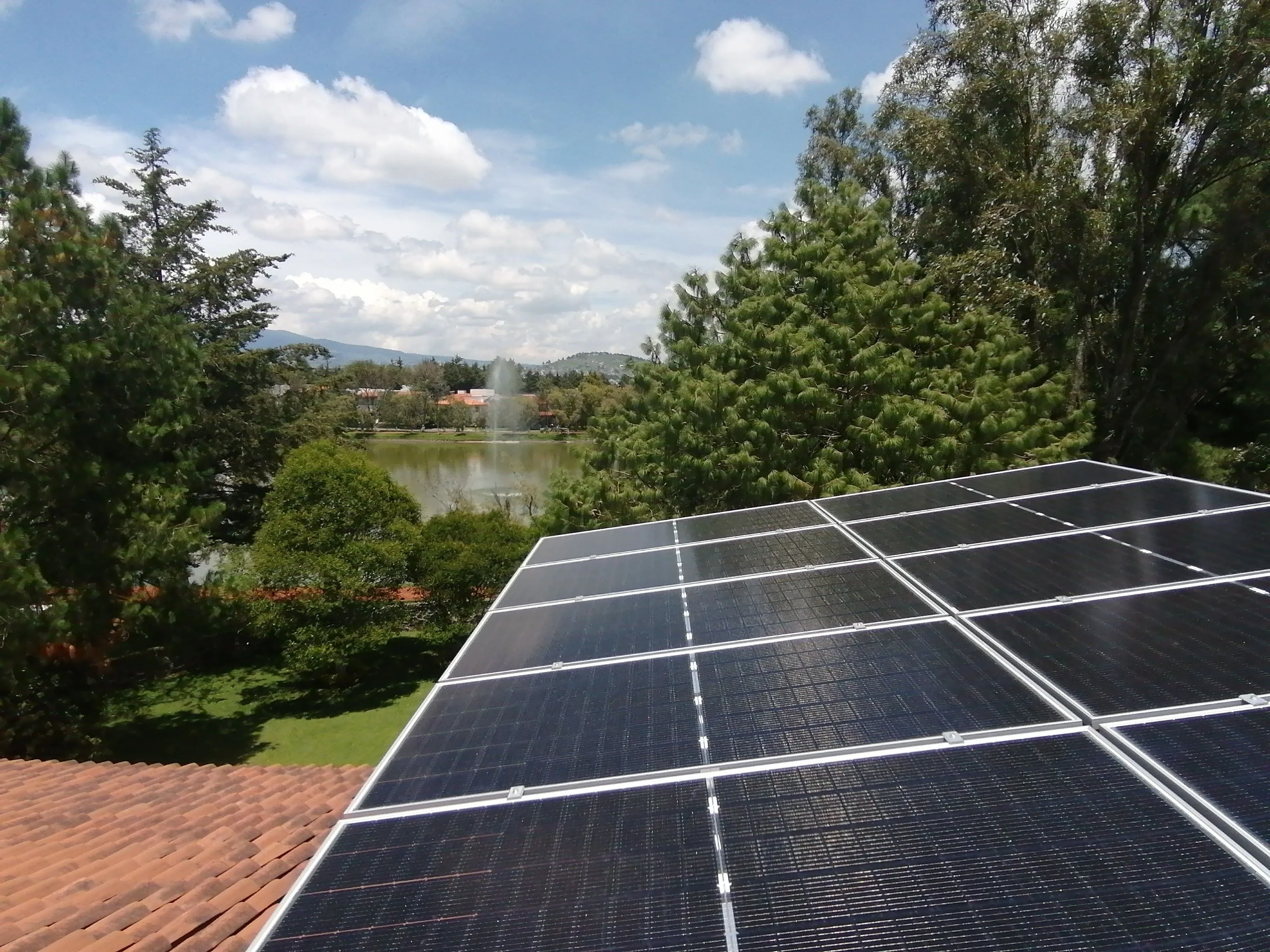 Casa residencial con sistema fotovoltaico instalado por ABC Solar en Estado de México