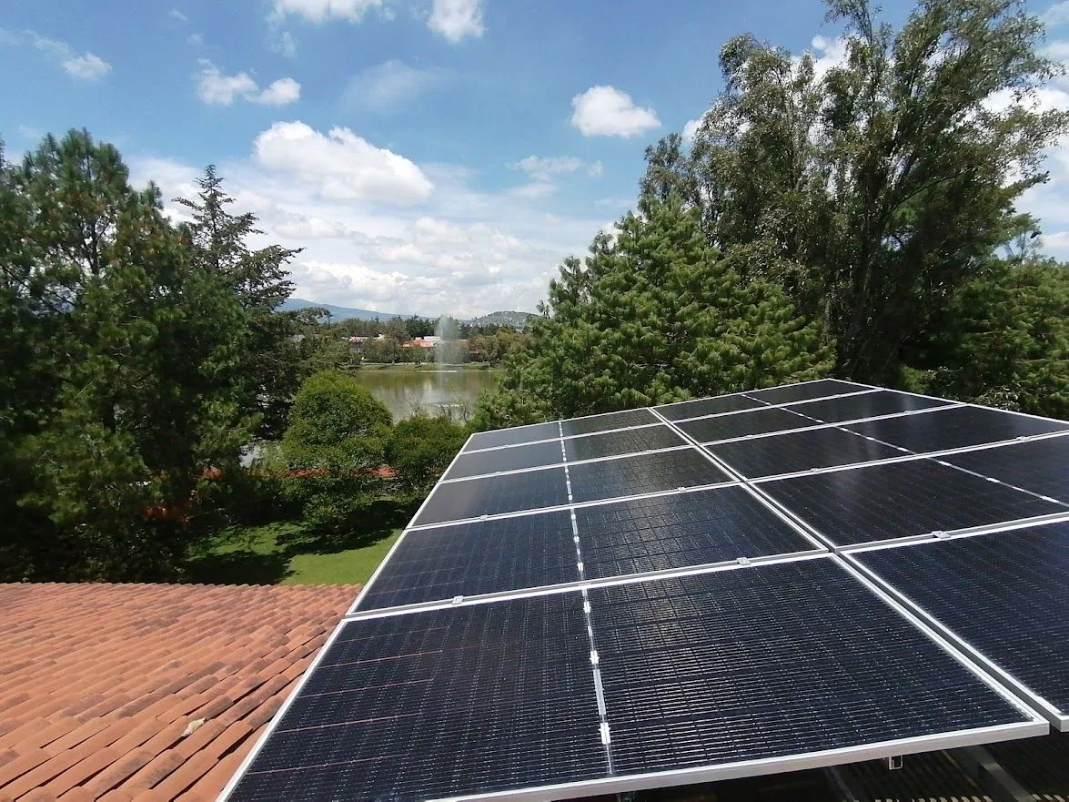 Instalación de paneles solares residencial en techo en Toluca, Estado de México